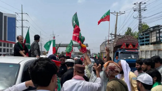 پاکستان تحریکِ انصاف (پی ٹی آئی) کے بانی اور سابق وزیرِ اعظم عمران خان کی گرفتاری کو دو سال مکمل ہونے کے موقع پر ان کی جماعت نے آج ملک بھر میں احتجاجی جلسے جلوسوں کا اعلان کر رکھا ہے۔