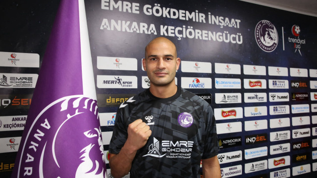 Aykut Özer yeni takımının formasını giydi. 