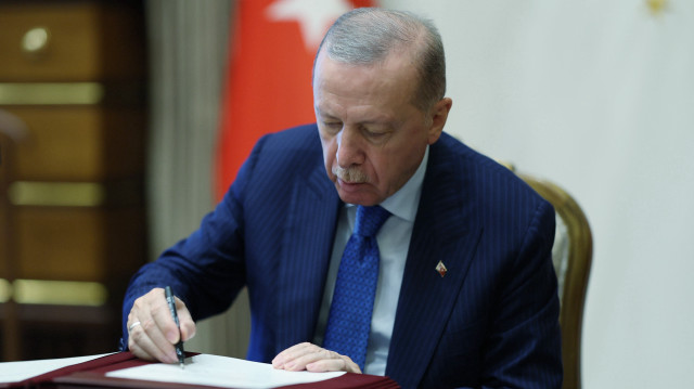 Cumhurbaşkanlığı Külliyesi'ndeki toplantının ardından Cumhurbaşkanı Erdoğan YAŞ kararlarını imzaladı.