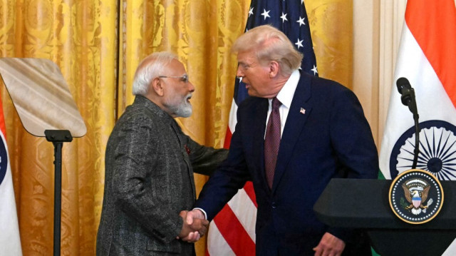 Le président américain Donald Trump serre la main du Premier ministre indien Narendra Modi lors d'une conférence de presse conjointe dans la salle Est de la Maison Blanche à Washington, DC, le 13 février 2025.