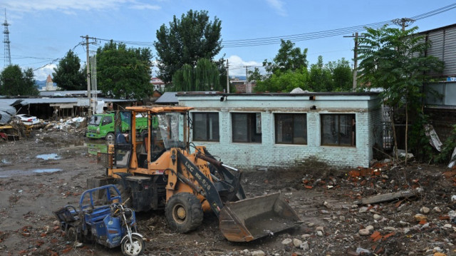 Des véhicules endommagés sont visibles après les inondations meurtrières qui ont frappé le village de Taishitun, dans le district de Miyun, à Pékin, le 5 août 2025.