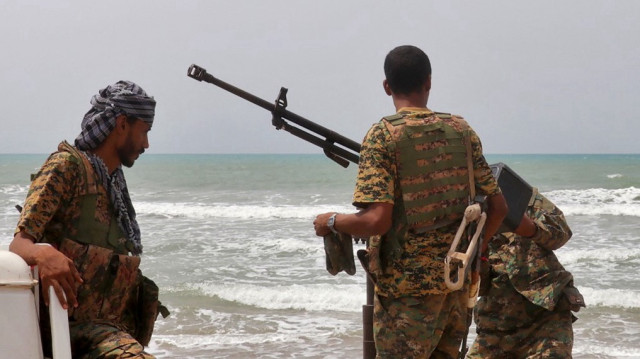 Les forces de sécurité montent la garde dans la province d'Abyan, au Yémen, lors d'une opération de ratissage sur la côte le 5 août 2025, à la recherche de corps et de survivants après le naufrage, le 3 août, d'un bateau transportant environ 200 migrants, pour la plupart éthiopiens, au large des côtes yéménites.