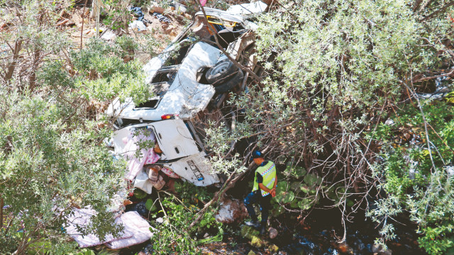 Sivas'ta uçuruma yuvarlanan minibüs