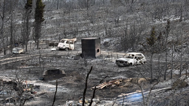 Des voitures calcinées dans une zone dévastée par un incendie près de Fontjoncouse, dans le sud-ouest de la France, le 6 août 2025.