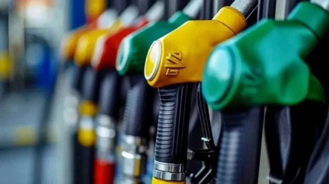 Motorin fiyatında yarından itibaren 1,77 TL indirim bekleniyor. Benzin fiyatlarında ise değişiklik olmayacak.