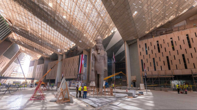 Situé près des pyramides de Guizeh, le plus grand musée au monde dédié à une seule civilisation accueillera plus de 100.000 objets, dont la collection complète de Toutankhamon.