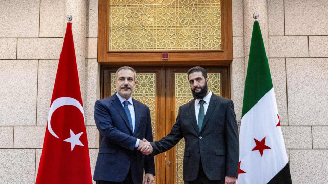 وزير الخارجية التركي يلتقي الرئيس السوري بدمشق