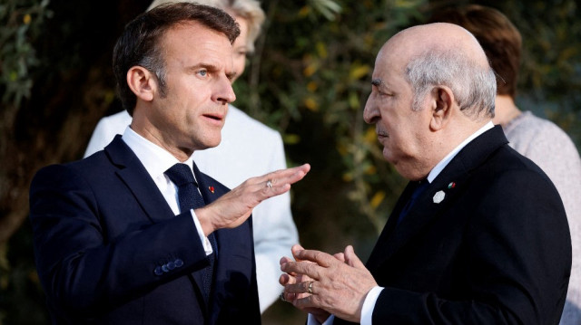 Le président français Emmanuel Macron (à gauche) s'entretient avec le président algérien Abdelmadjid Tebboune alors qu'ils posent pour une photo de famille avec les chefs d'État du G7 et les chefs de délégation des pays invités au sommet du G7 organisé par l'Italie, à Savelletri, le 14 juin 2024.