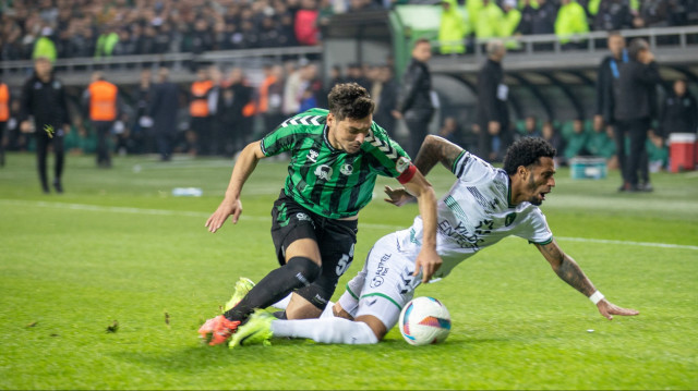 Sakaryaspor, Trendyol 1. Lig'in 12. haftasında Sakaryaspor, Yeni Sakarya Atatürk Stadyumu'nda Kocaelispor ile karşılaştı. Sakaryasporlu oyuncu Salih Dursun (sol), bir pozisyonda rakibiyle mücadele etti.

