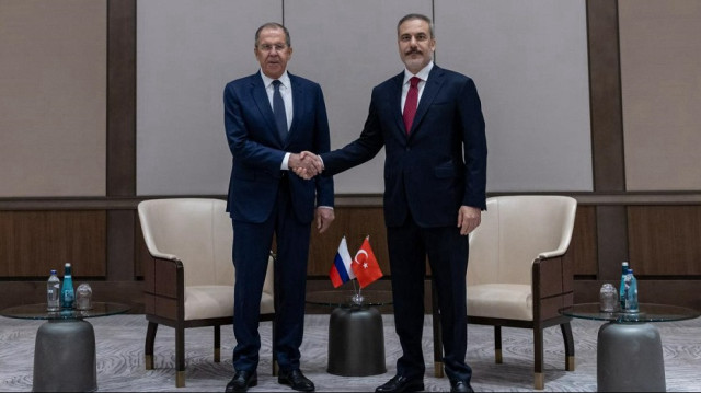 Turkish Foreign Minister Hakan Fidan (R) and his Russian counterpart Sergey Lavrov (L)