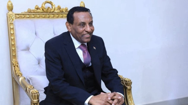 رئيس وزراء السودان يصل القاهرة بأول زيارة خارجية له