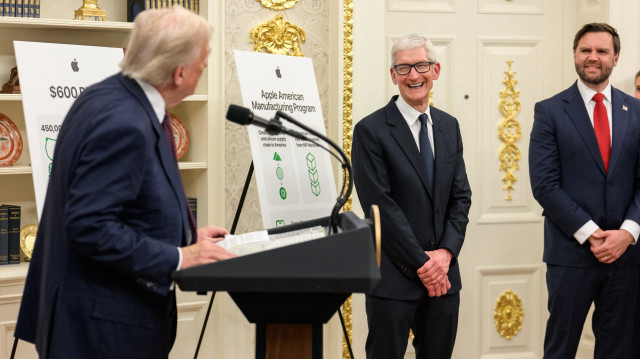 Aux côtés de Donald Trump à la Maison Blanche, Tim Cook annonce un plan ambitieux pour renforcer la production de composants Apple aux États-Unis et contourner les hausses de droits de douane.