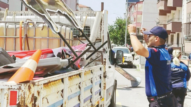 Kaldırımlar yeniden yayaların kullanımına açıldı.