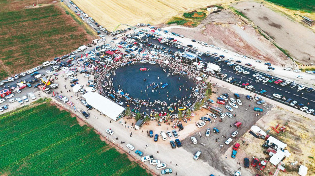 Yeşilyurt Mahallesi'nde inşa edilen pistin açılışına Belediye Başkanı Adem Uzun ile drift meraklıları, otomobil severler ve çok sayıda vatandaş katıldı.