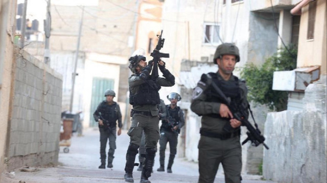 الضفة.. الاحتلال الإسرائيلي يصيب فلسطينيين اثنين ويعتقل 22