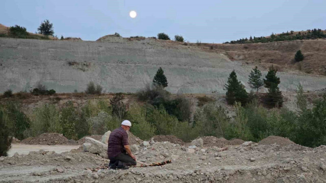 Karabük'te çıkan orman yangını sonrası evinden tahliye edilen Ahmet Yılmaz, karşı tepeye çıkarak namazını kıldı