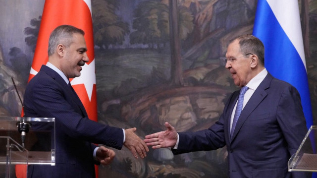 Le ministre russe des Affaires étrangères Sergueï Lavrov et son homologue turc Hakan Fidan se serrent la main lors d'une conférence de presse conjointe à l'issue de leurs entretiens à Moscou, le 27 mai 2025.
