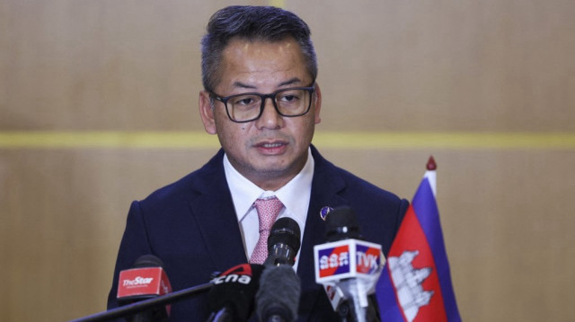 Le ministre cambodgien de la Défense, le général Tea Seiha, participe à une conférence de presse après la réunion extraordinaire du Comité général des frontières (GBC) pour discuter du différend frontalier entre la Thaïlande et le Cambodge, à Kuala Lumpur, le 7 août 2025.