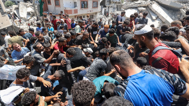 Des Palestiniens rassemblés pour récupérer de l'aide alimentaire, à Gaza, le 7 août 2025.