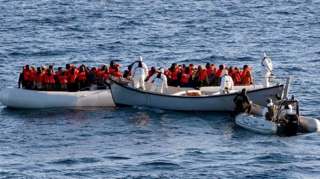La Garde civile espagnole escorte un remorqueur de migration clandestine vers Lanzarote.