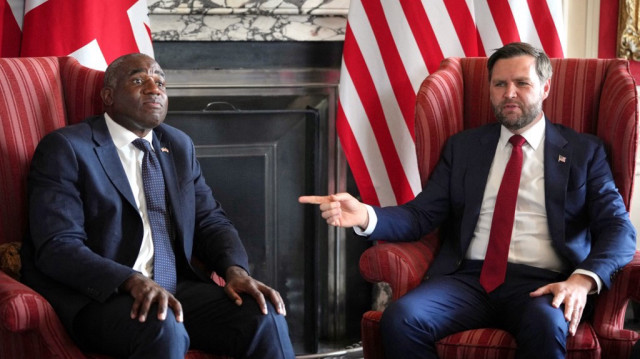 Le ministre britannique des Affaires étrangères David Lammy (à gauche) écoute le vice-président américain JD Vance (à droite) s'exprimer lors d'une réunion à Chevening House, à Chevening, dans le sud-est de l'Angleterre, le 8 août 2025.