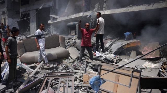 Des Palestiniens constatent les dégâts causés par une frappe israélienne qui a touché le quartier sud d'al-Zeitoun, dans la ville de Gaza, le 8 août 2025.