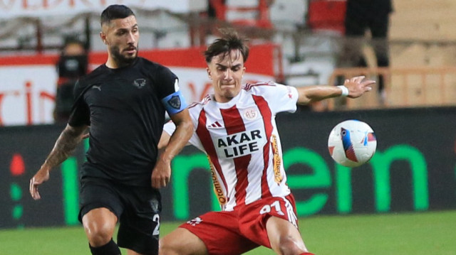 Trendyol Süper Lig'in 3. haftasında Antalyaspor ile Atakaş Hatayspor takımları Corendon Airlines Park Antalya Stadı'nda karşılaştı. Bir pozisyonda Antalyasporlu oyuncu Burak İngenç (sağda) rakibi Kamil Ahmet Çörekçi (solda) ile mücadele etti.

