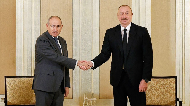Le Premier ministre arménien Nikol Pashinyan (à gauche) rencontrant le président azerbaïdjanais Alham Aliyev (à droite) à Abou Dhabi, le 10 juillet 2025.