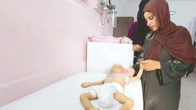 Henüz 16 aylık olan Muhammed Zekeriya Asuf adındaki Filistinli çocuk, dün Nasır Hastanesi'nde annasinin kolları arasında açlıktan yaşamını yitirdi.