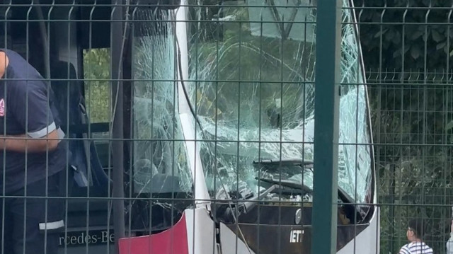 Beylikdüzü yönüne giden metrobüs, durakta bekleyen başka bir metrobüse çarptı.