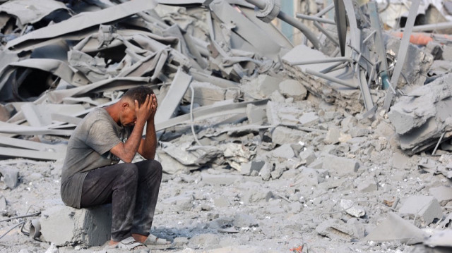 Un Palestinien réagit à la destruction causée par une frappe nocturne sur le centre de santé Sheikh Radwan, géré par l'Office de secours et de travaux des Nations unies pour les réfugiés de Palestine (UNRWA), dans le nord de la ville de Gaza, le 6 août 2025.