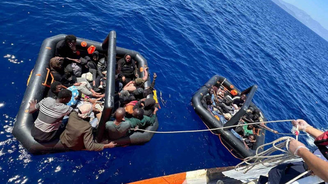 Aydın’ın Didim ve Kuşadası açıklarından lastik bot veya can salları ile Yunanistan’a geçmeye çalışan düzensiz göçmenlere yönelik çalışmalar aralıksız devam ediyor.