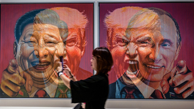 Un visiteur se tient près d'une installation artistique de Galam Zulkifli représentant les présidents (de gauche à droite) Xi Jinping (Chine), Donald Trump (États-Unis) et Vladimir Poutine (Russie) lors de l'exposition ARTSUBS à Surabaya, le 2 août 2025.