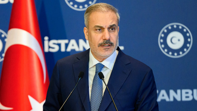 Le ministre turc des Affaires étrangères, Hakan Fidan, s'exprime lors d'une conférence de presse à l'issue de la réunion inaugurale de la Plateforme pour la paix dans les Balkans, une initiative menée par la Turquie visant à favoriser le dialogue et la coopération dans les Balkans occidentaux, à Istanbul, le 26 juillet 2025.