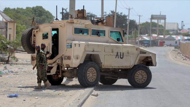 Les soldats de l'Union africaine (UA) assurent un cordon de sécurité pendant le confinement total de la ville en raison de l'élection présidentielle à Mogadiscio, le 15 mai 2022. 
