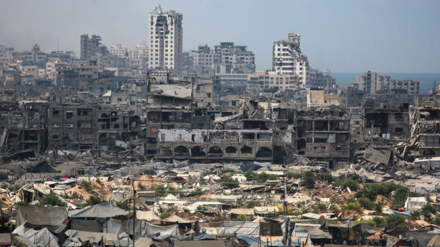 Des bâtiments détruits par les frappes israéliennes entourent des abris de fortune pour les Palestiniens déplacés à Gaza City, le 8 août 2025. L'armée israélienne va "prendre le contrôle" de Gaza City dans le cadre d'un nouveau plan approuvé par le cabinet de sécurité du Premier ministre, ce qui a déclenché une vague de critiques tant à l'intérieur qu'à l'extérieur du pays.