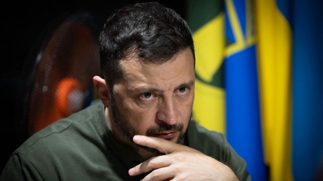 Sur cette photo prise et publiée par le service de presse présidentiel ukrainien le 4 août 2025, le président ukrainien Volodymyr Zelensky observe les soldats de la 57e brigade motorisée indépendante sur les positions de première ligne dans un lieu tenu secret de la région de Kharkiv, alors que la Russie envahit l'Ukraine.