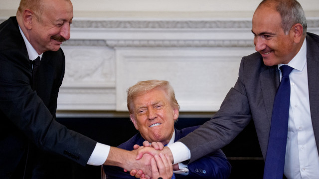 Le président américain Donald Trump (au centre) serre la main du président azerbaïdjanais Ilham Aliyev (à gauche) et du Premier ministre arménien Nikol Pashinyan (à droite) lors d'une cérémonie de signature dans la salle à manger d'État de la Maison Blanche, le 8 août 2025 à Washington, DC. Trump a réuni les deux dirigeants dans une première tentative pour mettre fin au conflit entre l'Arménie et l'Azerbaïdjan qui dure depuis des décennies.