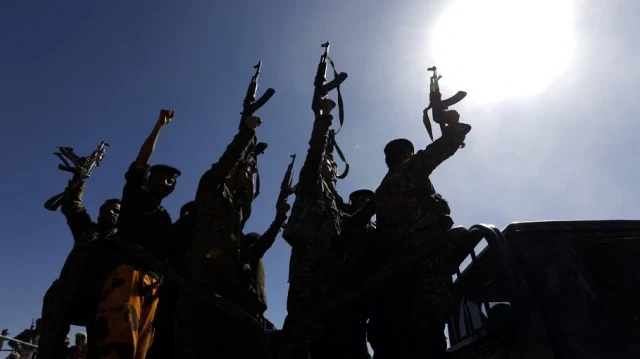 Leur porte-parole Yahya Seri a indiqué que “les forces navales houthis ont mené une opération militaire”, précisant que le pétrolier israélien Scarlet Ray avait été frappé dans le nord de la mer Rouge.