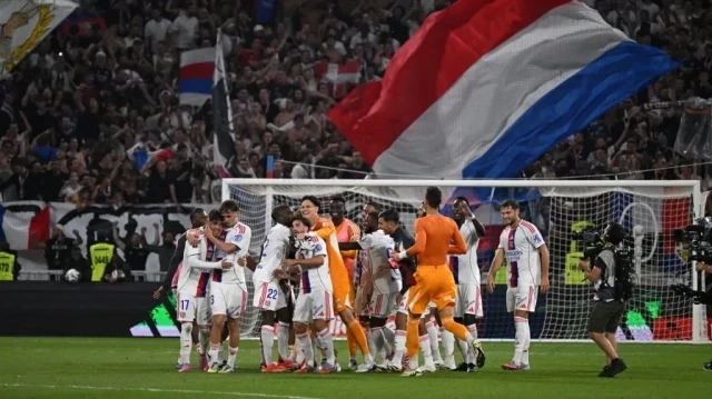 Les joueurs de Lyon célèbrent leur victoire lors du match de football de Ligue 1 entre l’Olympique Lyonnais (OL) et l’Olympique de Marseille (OM) au Groupama Stadium, le 31 août 2025.