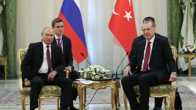 Une photo prise et publiée le 7 septembre 2018 par le service de presse de la présidence turque montre le président turc Recep Tayyip Erdogan (à droite) en compagnie du président russe Vladimir Poutine (à gauche) lors de leur rencontre à Téhéran.