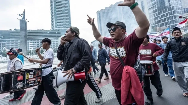 Les habitants de Tanah Abang organisent une manifestation pour appeler à la paix après les récentes violentes manifestations qui ont eu lieu dans tout le pays, à Jakarta, le 1er septembre 2025. Le 31 août, le président indonésien Prabowo Subianto s'est prononcé contre les manifestations contre la situation économique et les inégalités, affirmant que certaines actions menées lors des rassemblements qui se sont multipliés ces derniers jours dans tout le pays relevaient de la trahison et du terrorisme.