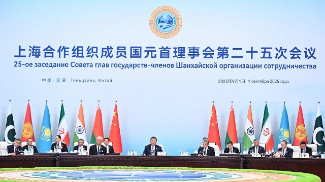 Sur cette photo collective diffusée par l'agence d'État russe Sputnik, le président chinois Xi Jinping (au centre) assiste au sommet de l'Organisation de coopération de Shanghai (OCS) à Tianjin, le 1er septembre 2025.