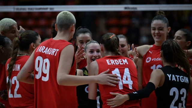 A Milli Kadın Voleybol Takımı, FIVB Kadınlar Dünya Voleybol Şampiyonası’nda Slovenya Kadın Milli Voleybol Takımı ile Tayland’ın Bangkok kentindeki Huamark Kapalı Spor Salonu'nda karşılaştı. Milli takım oyuncuları aldıkları sayı sonrası sevinç yaşadı.