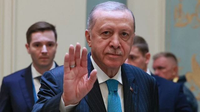 Sur cette photo collective diffusée par l'agence d'État russe Sputnik, le président turc Recep Tayyip Erdogan participe à une réunion avec le président russe en marge du sommet de l'Organisation de coopération de Shanghai (OCS) à Tianjin, le 1er septembre 2025.