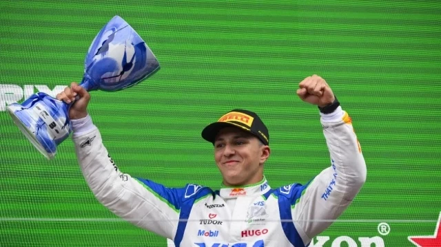 Le pilote fanco-algérien de l’écurie RB, Isack Hadjar, sur le podium après le Grand Prix de Formule 1 des Pays-Bas, sur le circuit de Zandvoort, dans l’ouest des Pays-Bas, le 31 août 2025.
