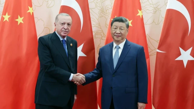 Cette photo prise et publiée par le service de presse de la présidence turque le 31 août 2025 montre le président turc Recep Tayyip Erdogan (à gauche) serrant la main du président chinois Xi Jinping (à droite) lors de sa visite pour assister au sommet de l'Organisation de coopération de Shanghai (OCS) à Tianjin.