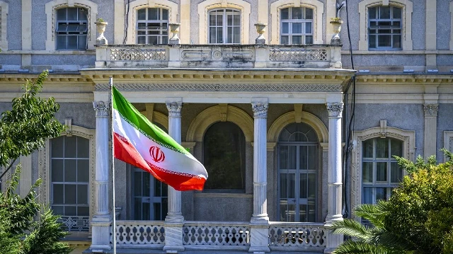 Un drapeau iranien flotte devant le consulat iranien, où des diplomates iraniens rencontrent leurs homologues allemands, britanniques et français pour de nouvelles négociations sur le nucléaire, alors que les trois puissances européennes menacent de déclencher les sanctions « snapback » prévues dans l'accord de 2015, à Istanbul, en Turquie, le 25 juillet 2025.