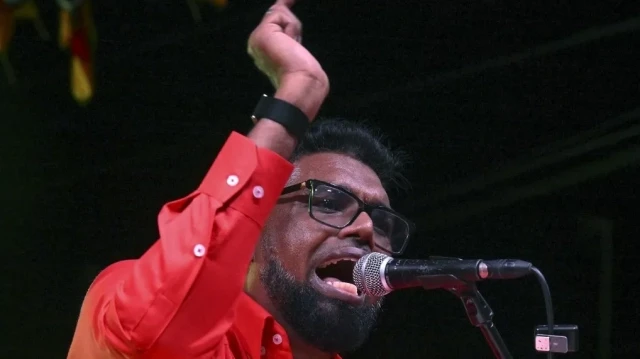 Le président du Guyana et candidat à sa réélection, Mohamed Irfaan Ali, prononce un discours lors d'un rassemblement à Georgetown, le 26 août 2025. Le Guyana tiendra des élections présidentielles le 1er septembre prochain.