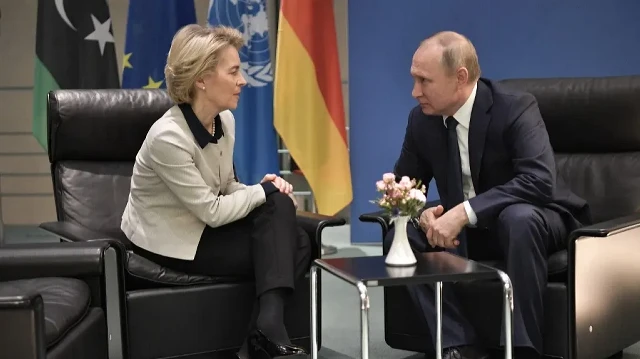 Le président russe Vladimir Poutine et la présidente de la Commission européenne Ursula von der Leyen se rencontrent en marge d'un sommet de paix sur la Libye à Berlin, le 19 janvier 2020.